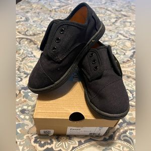 NEW Tiny TOms Paseo - Black on Black Canvas, size toddler 9